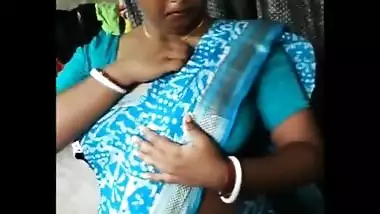 Bubbly delhi housewife bhabhi disha roy bubbly navel and cleavage expose in blue sare