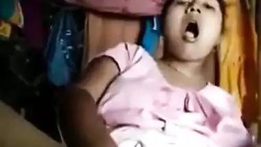 Horny like hell Bangla girl fingers her XXX snatch in Desi video