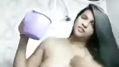 Desi XXX slut bares her saggy tits and performs an inept sex dance
