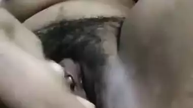 Solo MMS video of naughty Desi wife sticking a banana into XXX slit