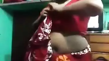 Camera captures Bangladeshi Desi slut who strips for money in XXX video