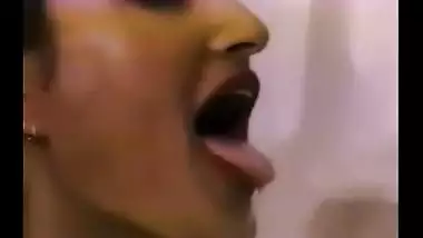 Hot Delhi babe Records Her Own MMS For Lover